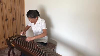 video clip of Li-Yun Riffle playing the song Country Roads